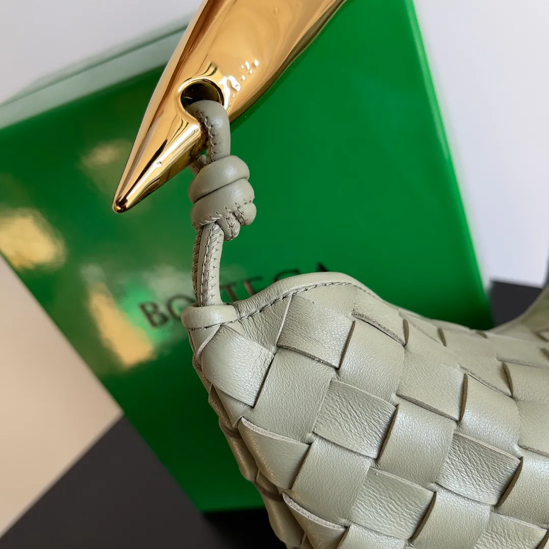 Batch 1760, ready for sale. Inspired by the 20th century modern sculptor Brancusi's work "Birds in the Sky". Muse brass handles, unique craftsmanship, make each handle unique, thus reflecting the precious sense of sculpture. Carrying Sardine in hand creates a high-end and modern look! The Sardine handbag uses Intrecciato weaving to highlight the heritage of the brand's craftsmanship. The handle design forms a strong contrast and presents an artistic design concept. The finishing of the Muse brass decorative layer is completed by multiple processes. The exquisite craftsmanship makes each handle unique. Style number: 7468 Size: 33*3*24